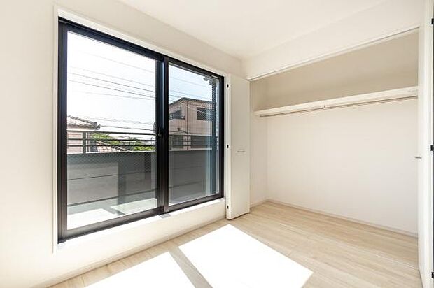 天井まで伸びる収納嬉しい収納力の高いクローゼット付き。天井付近までしっかりと収納ができる使い勝手の良いクローゼット。