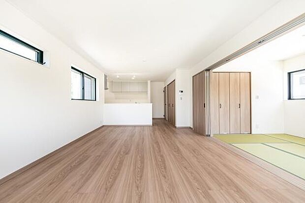 広々としたリビングは、お子様がのびのびと遊べる自由な空間。家族の温もりを感じながら、ゆったりとした安らぎのひとときを過ごせます。