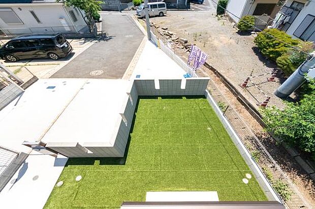 青空の下、夏にはビニールプールや水遊びを楽しめる広々専用庭。リビングからお子様の笑顔をいつでも見守れます。