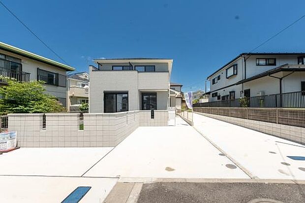 青空に美しく映えるスタイリッシュな外観。カースペースを3台完備した、穏やかな住環境で新しい生活を始めませんか。※車種制限有