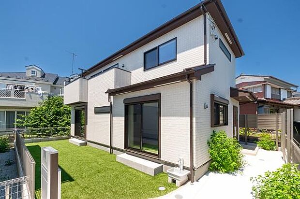 誇りを感じる美しい外観で、毎日を心地よくスタート。ゆとりのカースペース3台。