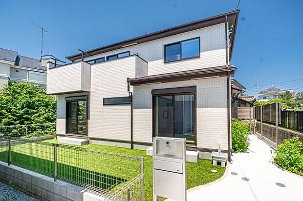 「威風堂々とした素敵な佇まい」どの角度から眺めても、所有感が満たされる理想的で素敵な住まい。カースペース3台、お庭付き。