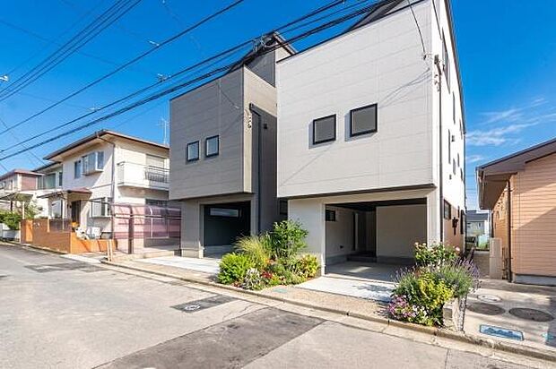 青空に美しく映えるスタイリッシュな外観。穏やかな住環境で新しい生活を始めませんか。※画像の植栽や一部エクステリアはAIによる画像で実際には配置されておらず、価格にも含まれておりません。
