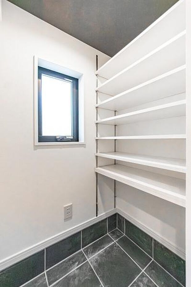 「シューズクローク付き」「玄関に靴がいっぱいで、出入りしにくい」こんなお悩みを解決するのが、「シューズクローク」です。