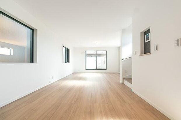 柔らかな陽光が注ぐ広々としたリビング。洗練されたデザインのキッチンが日常に彩りを添えます。家族の団らんがもっと楽しくなる、心地よい空間です。