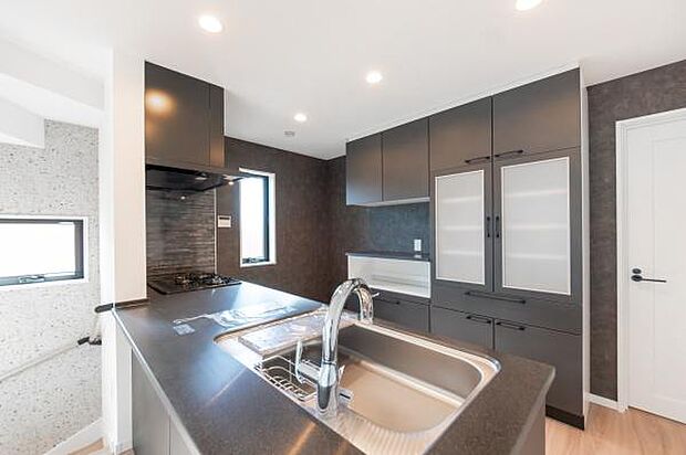 料理中もリビングの家族と会話が弾むオープン設計。お子様の様子を常に見守れる安心感の中で、毎日の家事タイムがもっと幸せな時間に。