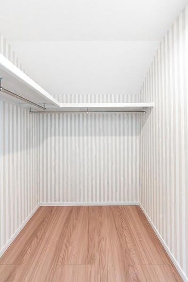「WIC]大容量のウォークインクローゼット。季節の衣類や思い出の品もスッキリ収まり、お部屋の広さを有効に活用できます。