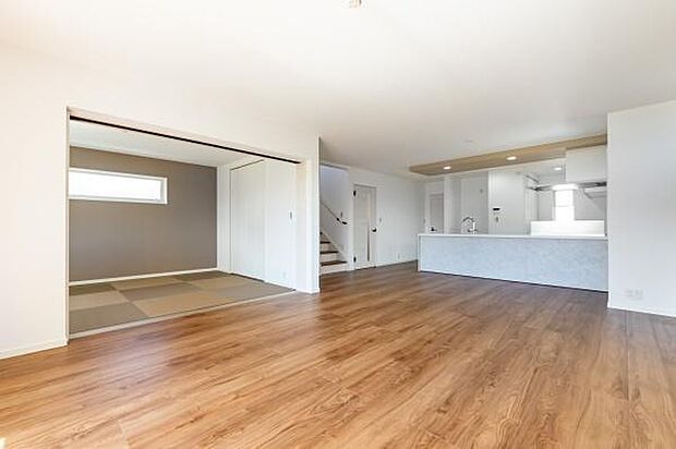 陽光がたっぷり降り注ぐ明るいLDK。広々としたリビングは、お子様がのびのびと遊べる開放的な空間です。家族の笑顔が自然と集まる住まいです。