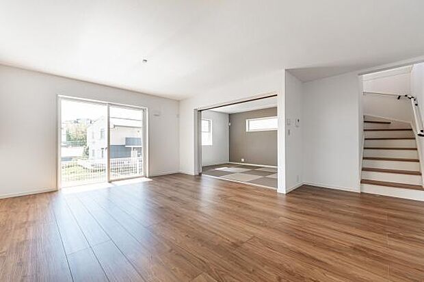 明るい陽光が差し込む開放的なリビング。木のぬくもりに包まれて、家族の笑顔が自然と増える穏やかな日常。心地よい風を感じる贅沢なひとときを。