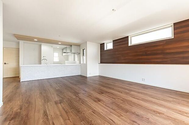 「南向きで明るい家族空間」明るいリビングだから心も温かく家族がゆっくりと居心地の良い空間。家族が集う空間だからこそ、拘りたいリビング空間。