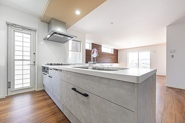 「全体を見渡せる安心感」家族の会話が弾む奥様に人気の高いカウンターキッチン、料理しながらお子様の様子の確認ができ移動しやすい広いキッチンスペースです。