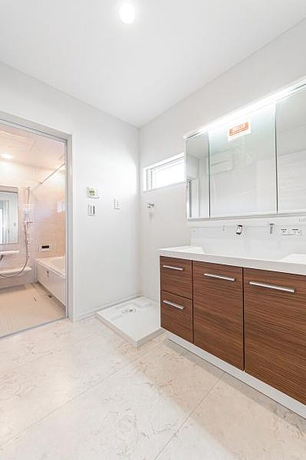 白を基調とした清潔感あふれるデザイン。小窓からの柔らかな光が室内を包み込み、毎朝の身支度を贅沢なリフレッシュタイムへと誘います。