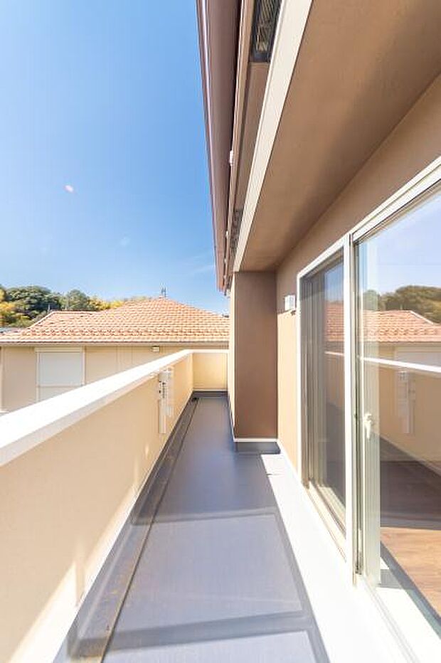 「明るいバルコニー」陽だまりのバルコニーで洗濯物もふかふか。家族の笑顔が広がる、心地よい暮らしが待っています。