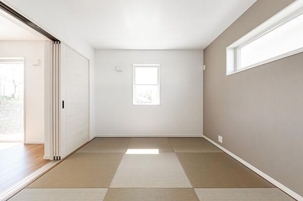 「和室は「和み」の空間」畳に座ったり、ごろんと寝転がったときの安堵感は独特のものです。木、布、紙といった自然素材の優しい手触りや素朴な温もりが和室空間に安らぎを与えてくれる、和室。