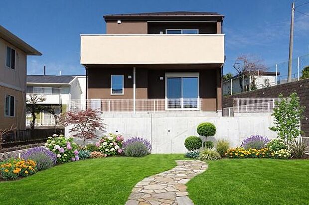 「マイホームの喜びを感じる」スタイリッシュなデザインに心満たされる憧れの家。（画像の一部AIによる画像処理をしているイメージ画像です。人工芝や植栽などは実際は有りません）