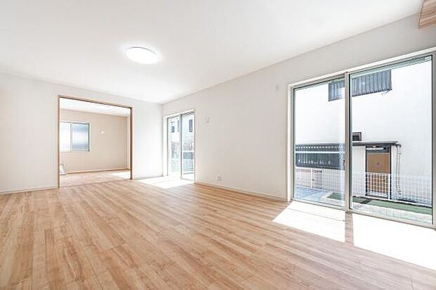 陽光が降り注ぐ広々リビング。お子様がのびのび遊べる開放的な空間は、家族の笑顔が自然と集まる温かい場所になります。