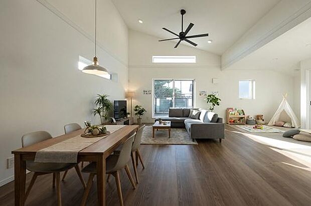 高窓から柔らかな陽光が降り注ぐリビング。視線が抜ける広々とした空間で、家族団らんのひとときを過ごせます。（本画像はCGにて家具等を配置しております。実際に家具等はおかれておりません。）