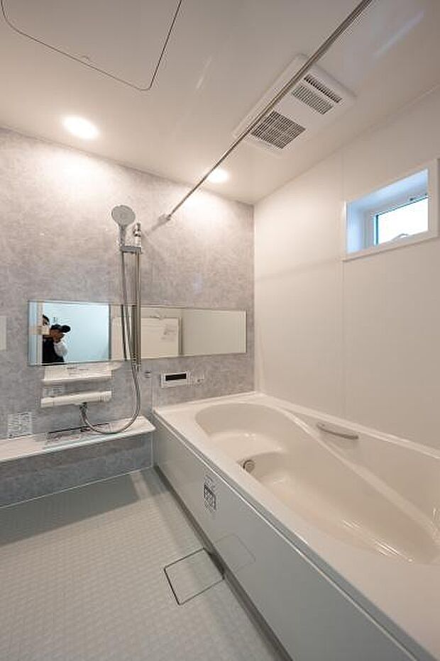 ゆったりと足を伸ばせるバスタブ。雨の日の洗濯に便利な浴室乾燥機や、換気に優れた窓を備えたリラックス空間です。