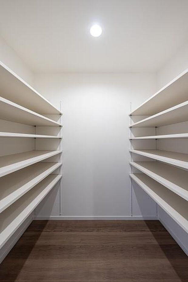 可動棚を備えた大容量のストレージルーム。日用品のストックや季節家電など、かさばる荷物をまとめて収納できます。