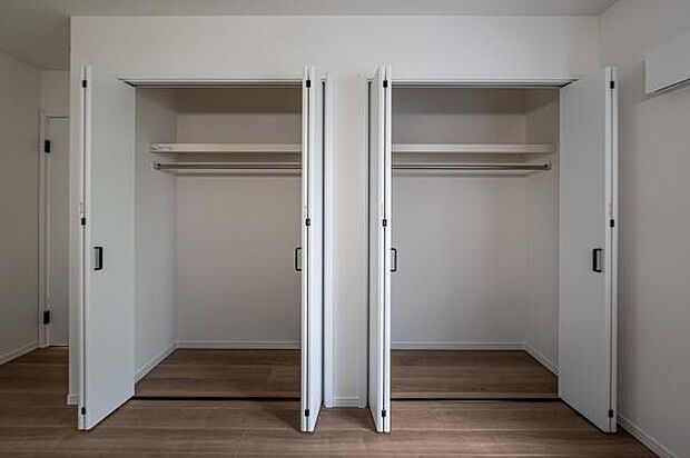 ハンガーパイプと枕棚を備えた大容量のクローゼット。衣類や小物を効率よく収納でき、居室を広々と使えます。