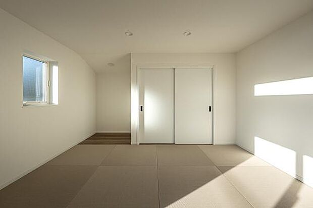 たっぷりの陽光が差し込むモダンな和室。客間やお昼寝スペースなど、多目的に使える落ち着きの空間です。