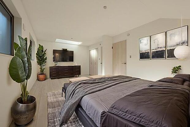 天窓から柔らかな光が降り注ぐ主寝室。広々とした空間は、一日の疲れを癒やすリラックスタイムに最適です。(本画像はCGにて家具等を配置しております。実際に家具等はおかれておりません。)