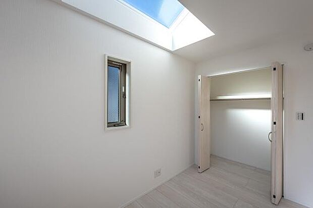 天窓から陽光が差し込む明るい洋室。クローゼットを備えており、居室としても書斎としても快適に使えます。
