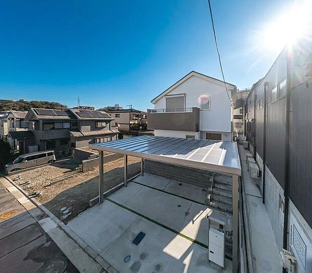 大切な愛車を雨や日差しから守るカーポート(設置イメージ)。雨の日の荷物の積み下ろしも快適に行えます。(本画像はCGにてカーポートやガレージ等を配置しております。実際に家具等はおかれておりません。)