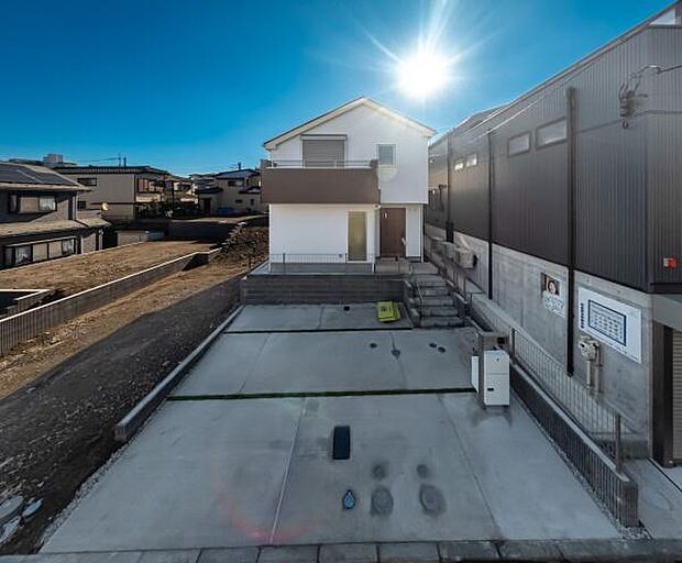 すっきりとしたモダンな外観デザイン。前面が広く平坦なカースペースは、お車の出し入れもスムーズです。