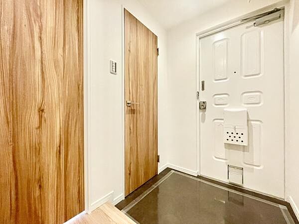 ■■玄関■■人を迎え入れる最初の場所だからこそ、清潔感がある空間にして頂ける様にゆとりあるシューズボックスを設置しました。おでかけの時も帰った時も、「我が家」を最初に感じでもらえる素敵な空間に。