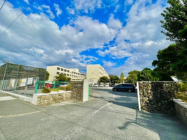 福岡市立三宅中学校まで2056m