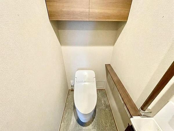 ■■Toilet■■清潔な空間を保ちたいトイレはオフホワイトでまとめました。毎日使う場所だからこそお手入れも楽々にできる機能が搭載されております。汚れが付着しにくい便器はお掃除も楽々です。