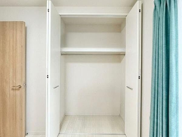 ■■closet■■クローゼットはスーツ類から丈の長いコート類まで何でも収納できる便利なスペースです。衣装ケースと併用することでセーター類なども収納でき自分だけのスペースにカスタマイズできます。