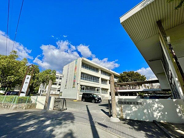 太宰府市立学業院中学校まで827m