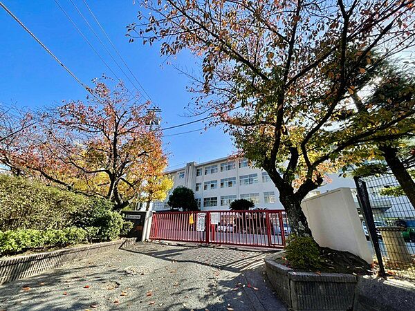 福岡市立筑紫丘中学校まで698m