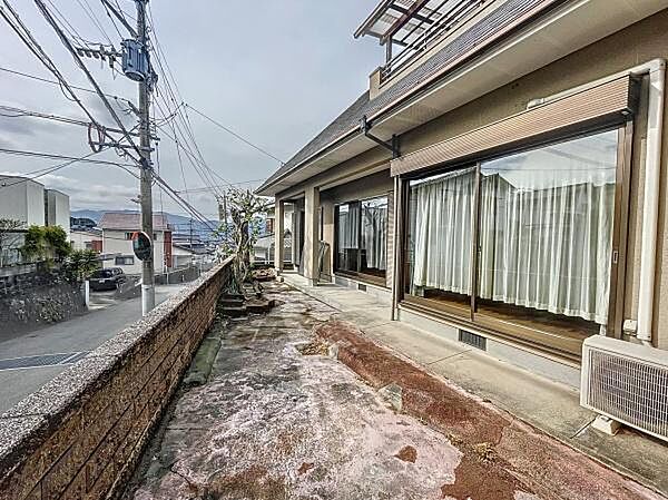 ■■素敵な場所■■小さな子どものいる家庭にとって、庭は、最も安全な屋外の遊び場。砂場やブランコ、食育用の小さな菜園を備えつけたり、プレイジムやプールを広げる場所としても活躍するスペース。