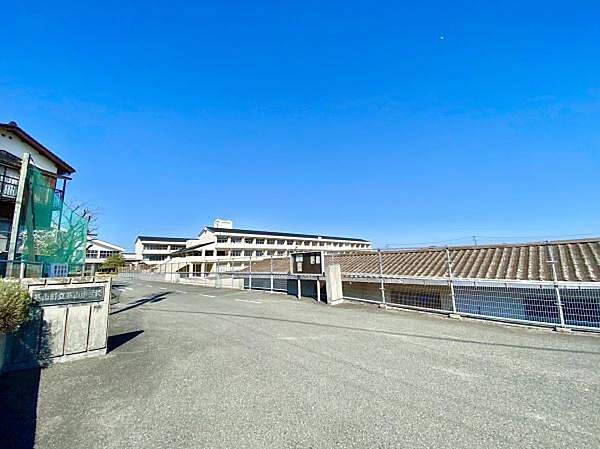 基山町立基山中学校まで1093m