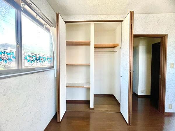 ■■ウォークインクローゼット■■スーツ類から丈の長いコート類まで何でも収納できる便利なスペースです。衣装ケースと併用することでセーター類なども収納でき自分だけのスペースにカスタマイズできます。