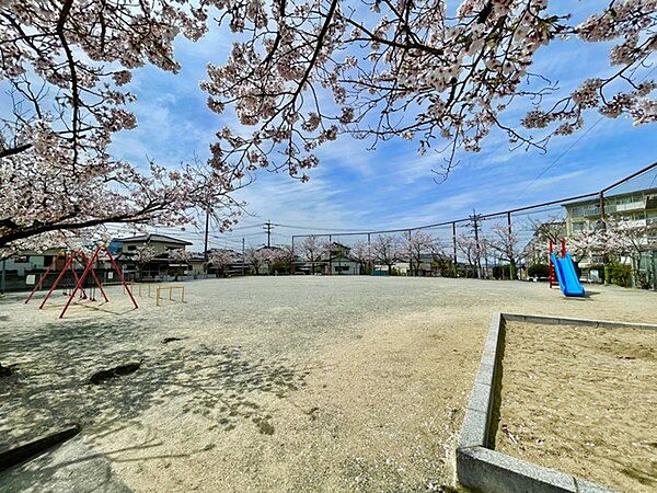 飛岳中央公園まで648m