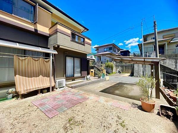 ■■素敵な場所■■小さな子どものいる家庭にとって、庭は、最も安全な屋外の遊び場。砂場やブランコ、食育用の小さな菜園を備えつけたり、プレイジムやプールを広げる場所としても活躍するスペース。