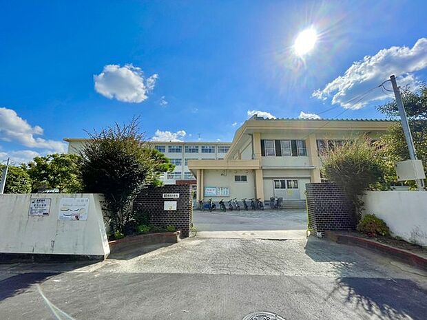 福岡市立老司小学校まで372m
