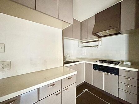 充実した周辺環境に2LDKのリノベ物件が登場!ちょうどいい快適な住まいに生まれ変わります。リフォーム完了時期:令和8年11月(写真はリフォーム前)