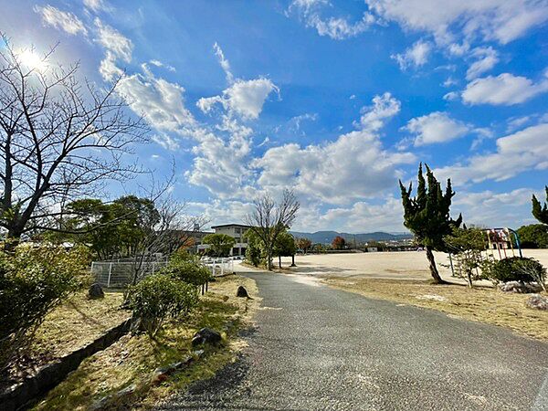 太宰府市立太宰府西小学校まで923m