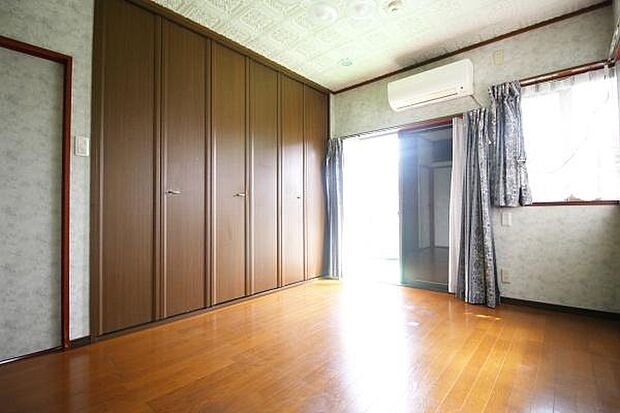 2階6帖の洋室。ワイドな収納付き！効率よく収納すればさらにお部屋を広くお使いいただけます。