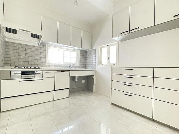 白で統一された清潔感のある広々としたキッチン！収納も豊富です♪