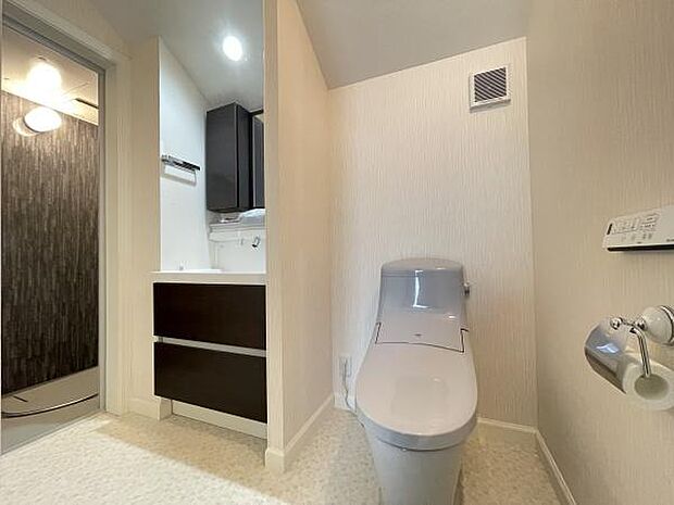 2階トイレはシャワー室と一体型のユニットバス♪ウォシュレット付きです。