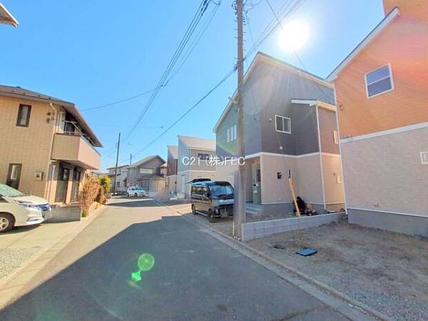 前面道路は北側約5.0m公道に接続しております。