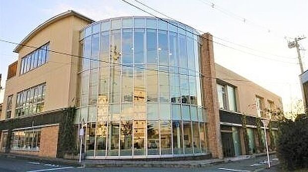 日野市立平山図書館まで164m