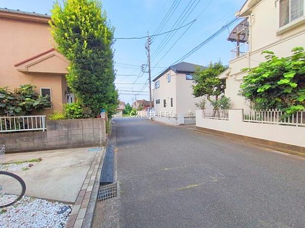 前面道路は南側約6.4m公道、東側約6.0m公道に接道しております。