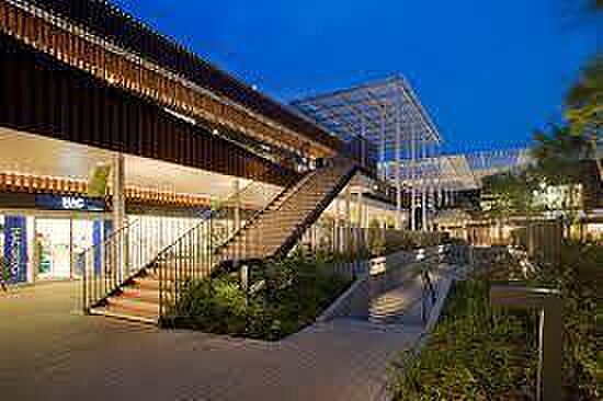 若葉ケヤキモールまで1049m